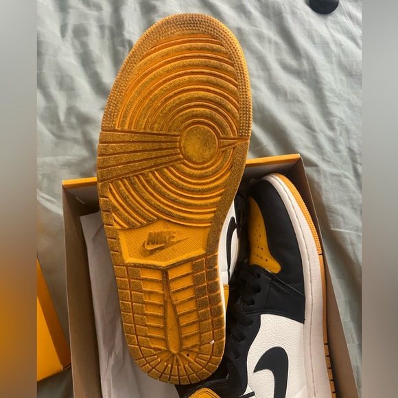 Used Air Jordan 1 high og yellow toe sz 10.5 - Picture 3 of 4